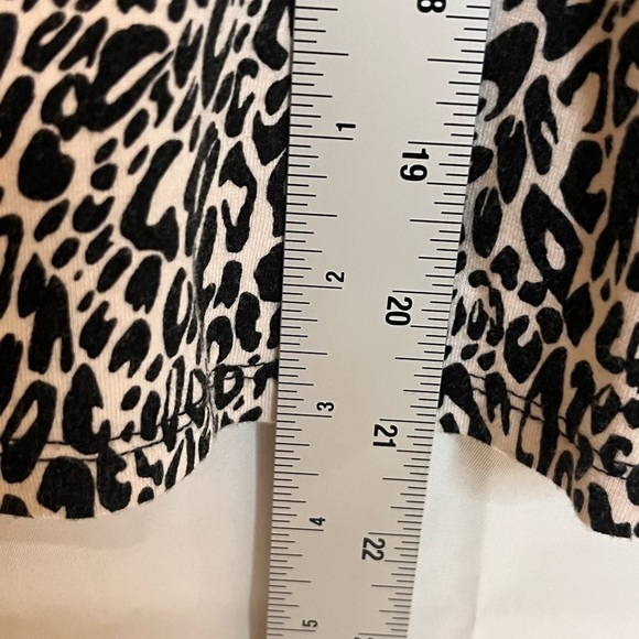 LIZ CLAIBORNE, Quarter Sleeve White/Black Animal Print Round Neck, Blouse, M - Picture 8 of 9
